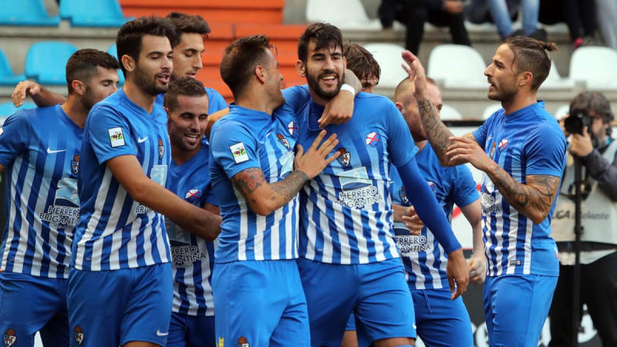 Los jugadores de la Deportiva celebran su primer gol de la temporada, marcado por Álvaro Moreno -en el centro- a la salida de un córner botado por Menudo. ANA F. BARREDO