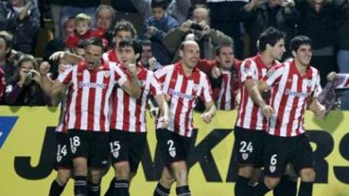 Gurpegi celebra su gol con el resto de sus compañeros.