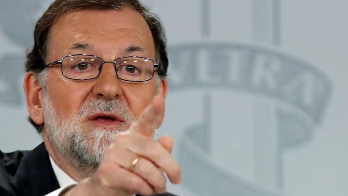 El presidente del gobierno Mariano Rajoy, durante su comparecencia ante los medios de comunicación este mediodía en el Palacio de la Moncloa.