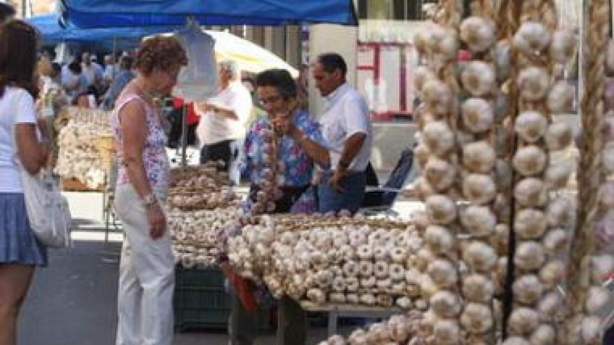 Los puestos rebosaban del producto homenajeado en la feria para deleite de los compradores.