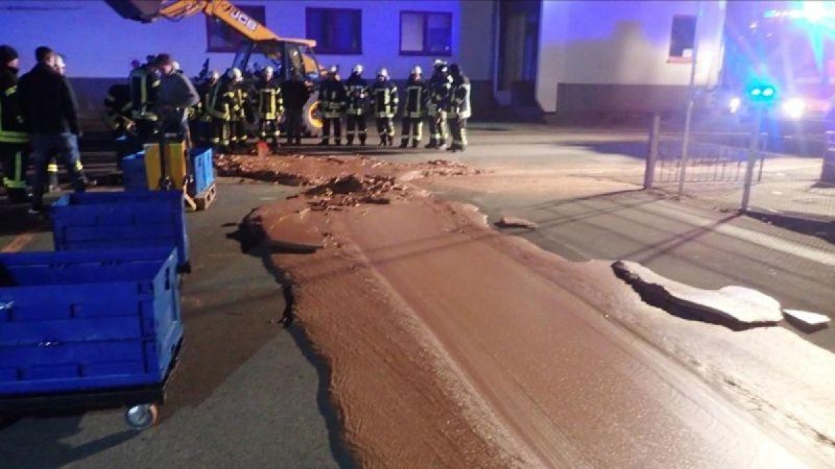 Un río de chocolate en una carretera de Werl, Alemania.