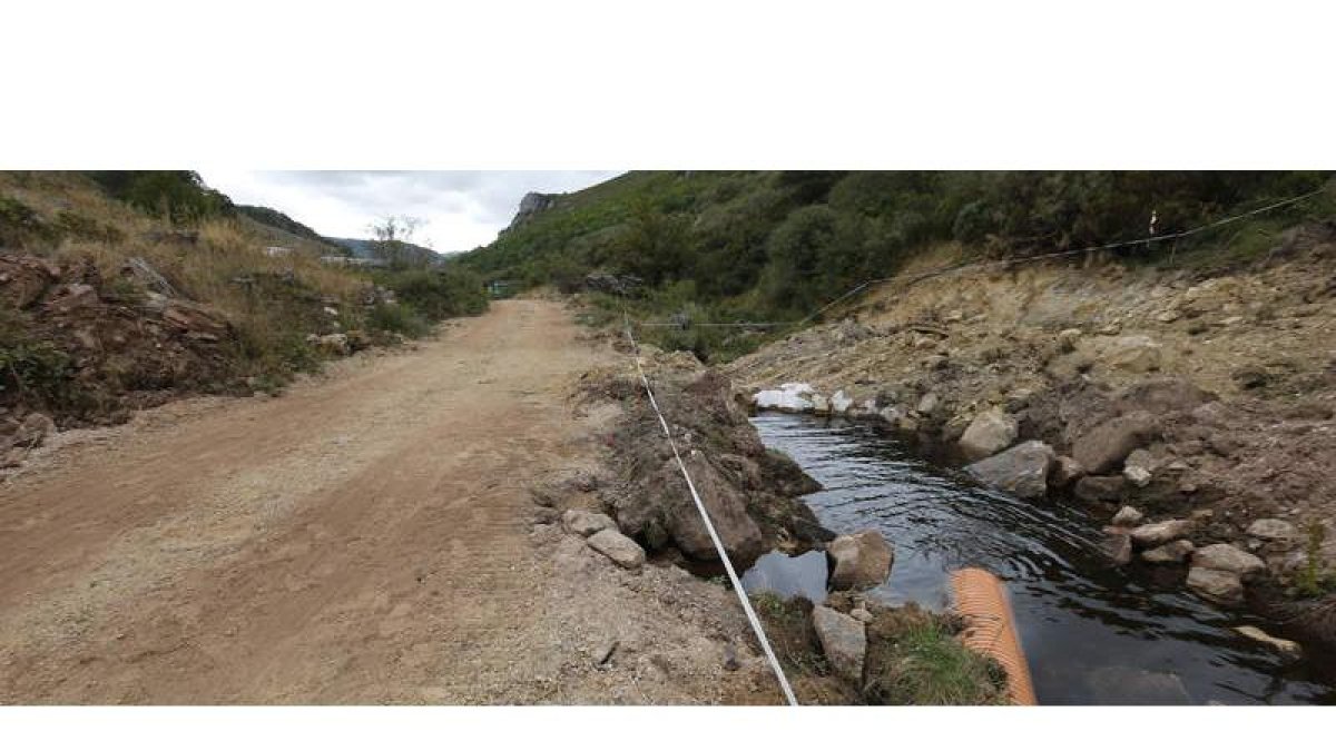 Imagen de uno de los arroyos más afectados por la fuga de agua provocada por las obras de los túneles de la Variante que llevará el AVE a Asturias. JESÚS F. SALVADORES