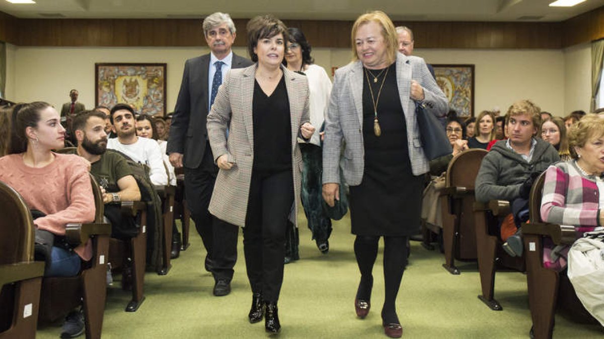 Sáenz de Santamaría llega al Aula Magna acompañada por representantes de la ULE. FERNANDO OTERO