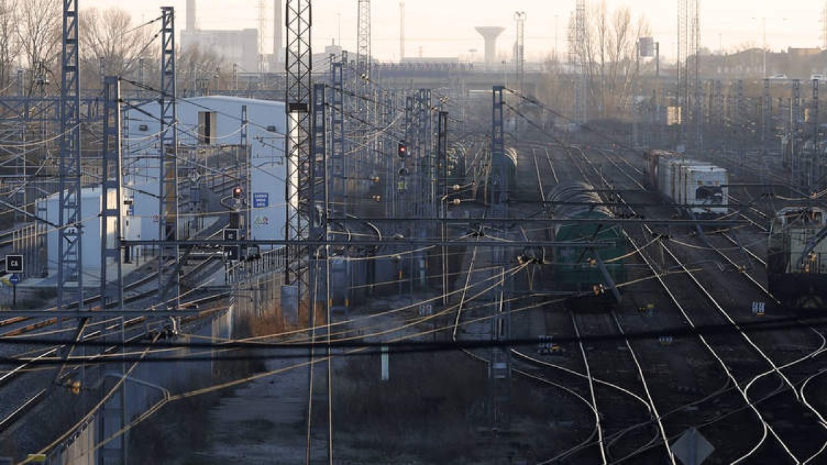 Maraña ferroviaria en el acceso sur del ferrocarril a la capital leonesa. RAMIRO