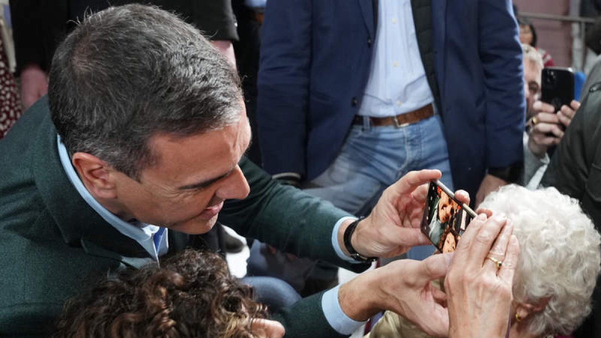 Sánchez se hace una foto con una simpatizante, ayer. ALEJANDRO GARCÍA