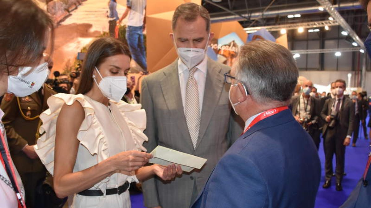 Ricardo Vila entregó a los reyes una invitación personal para conocer el pueblo. JOSÉ CARLOS DUQUE