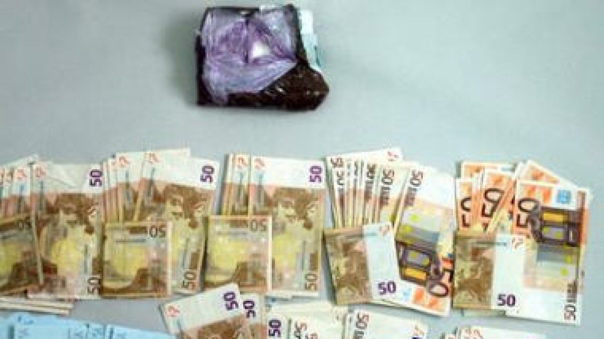 La imagen muestra el dinero y la droga incautados en la operación policial.