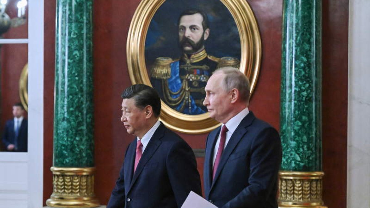 Xi Jinping y Putin entran en una sala del Kremlin para la ceremonia de firma de documentos. GRIGORY SYSOEVS