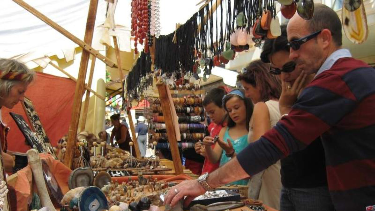 Los puestos artesanales que componen el famoso mercado se estrenaron ayer.