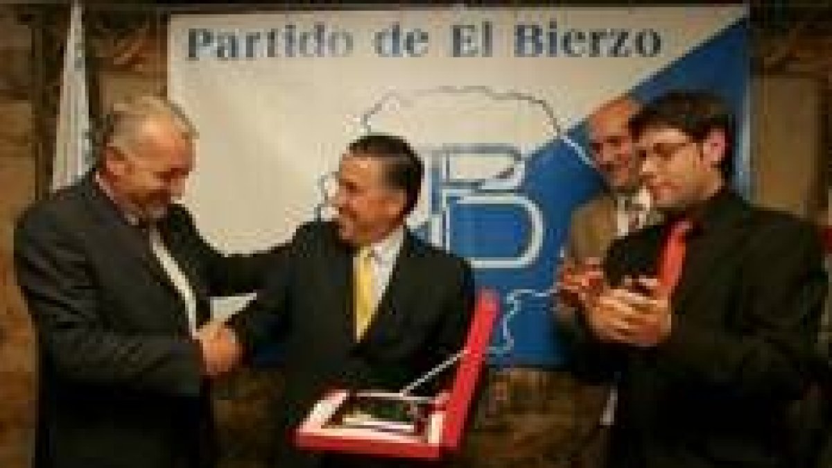 Los directivos blanquiazules arroparon a su presidente en este acto