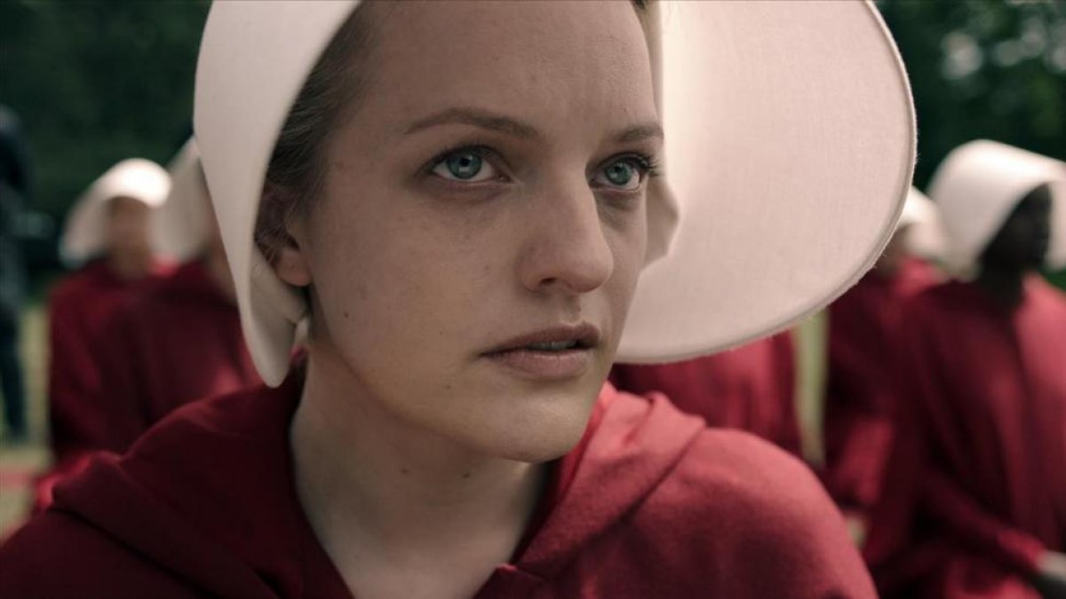 La actriz Elisabeth Moss, en la serie de la plataforma Hulu The Handmaids Tale