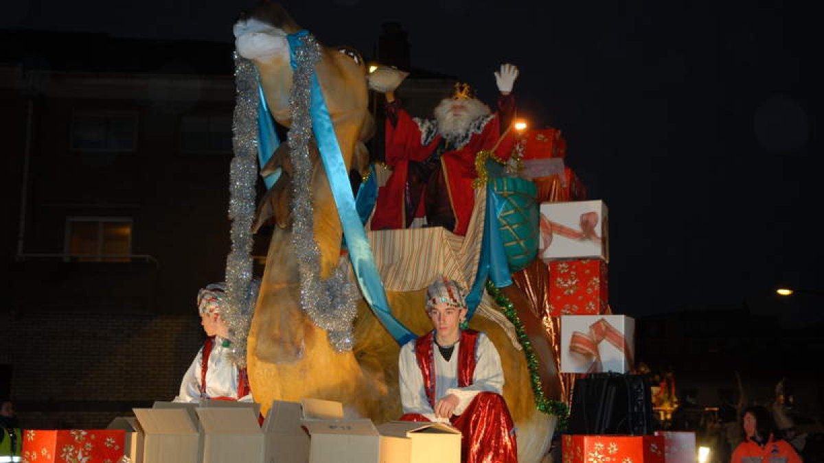 Los Reyes Magos añaden estas fiestas en San Andrés un curioso recorrido en moto por el municipio por la mañana.