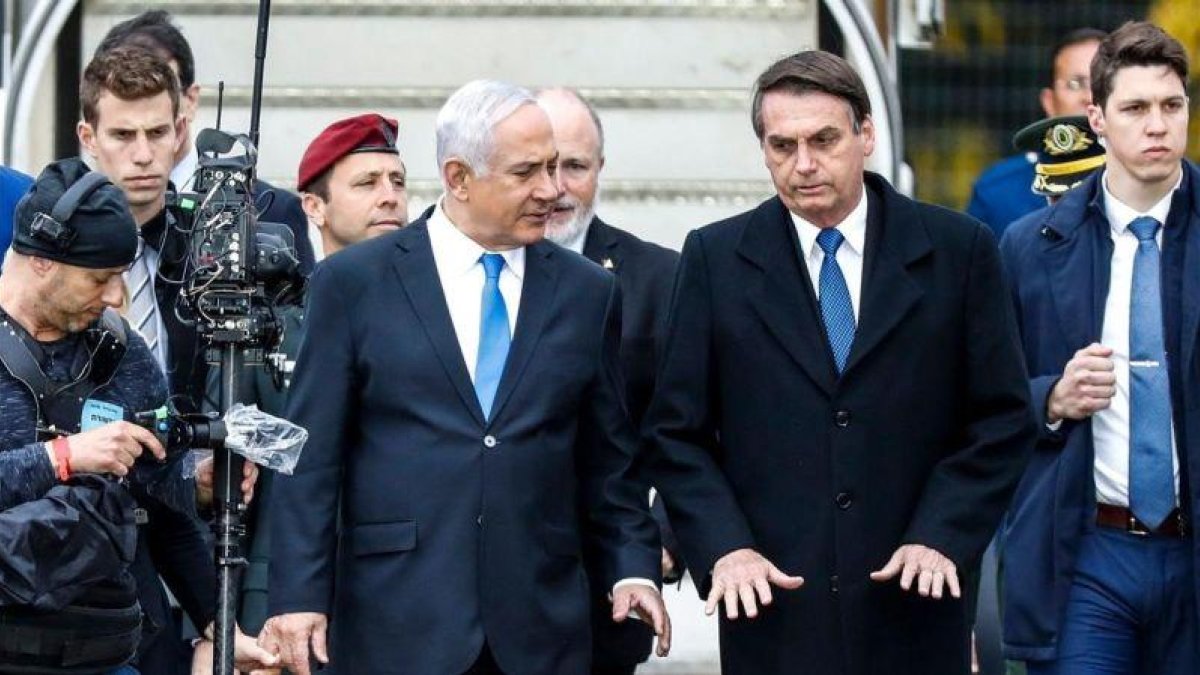 El primer ministro israelí Binyamin Netanyahu recibe a su homólogo brasileño, Jair Bolsonaro, en el aeropuerto de Tel Aviv.