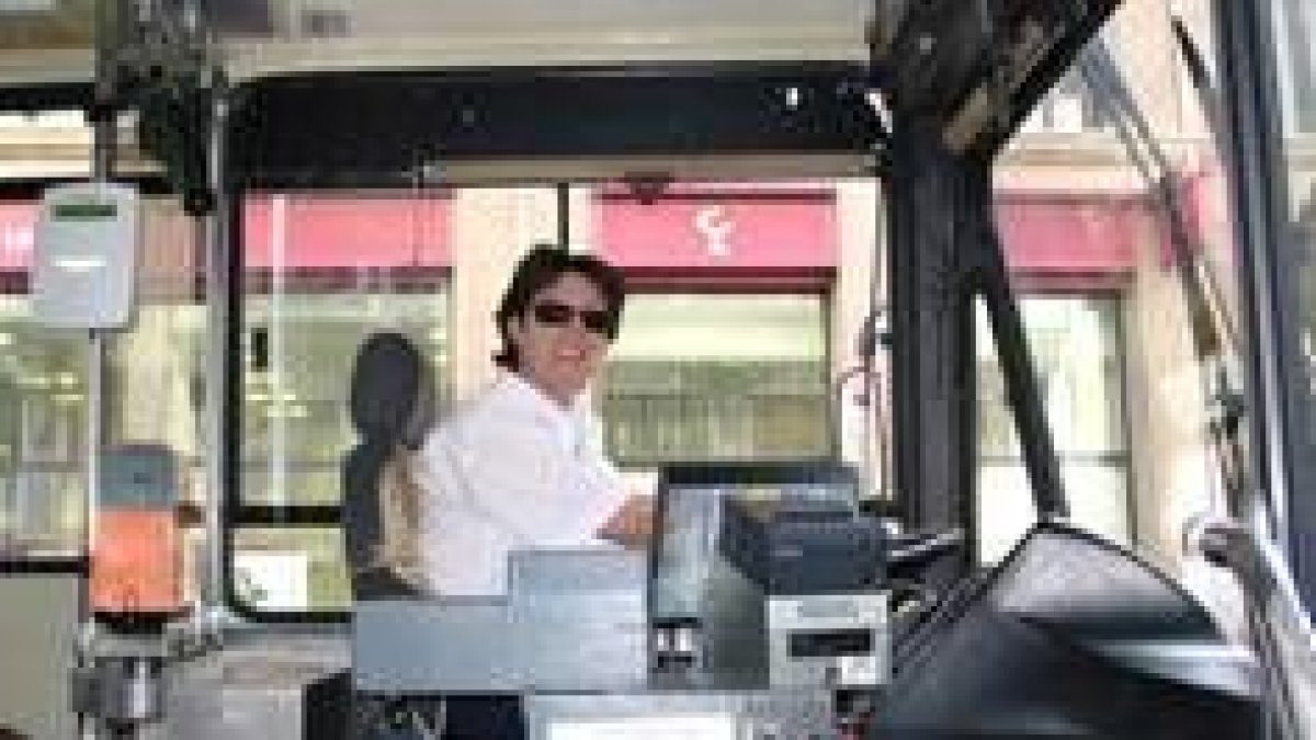 Dorinda, al volante del autobús que conduce