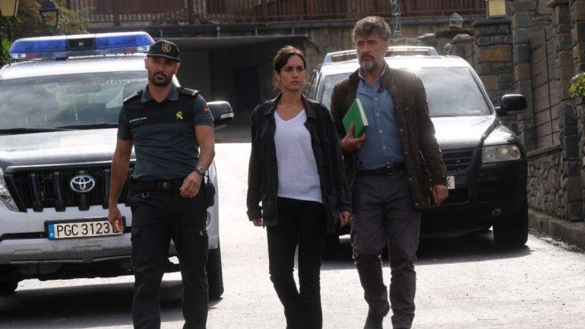 Alain Hernández, Megan Montaner y Francis Lorenzo, en la serie La caza. Monteperdido.