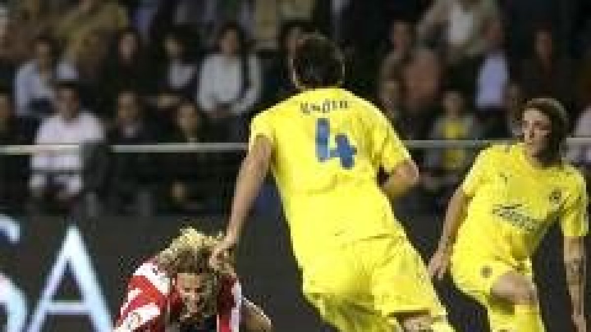 Forlán cae al suelo en una pugna ante Godín y Gonzalo