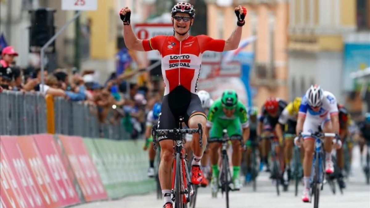 André Greipel se exhibe en el esprint que decidió la quinta etapa del Giro.