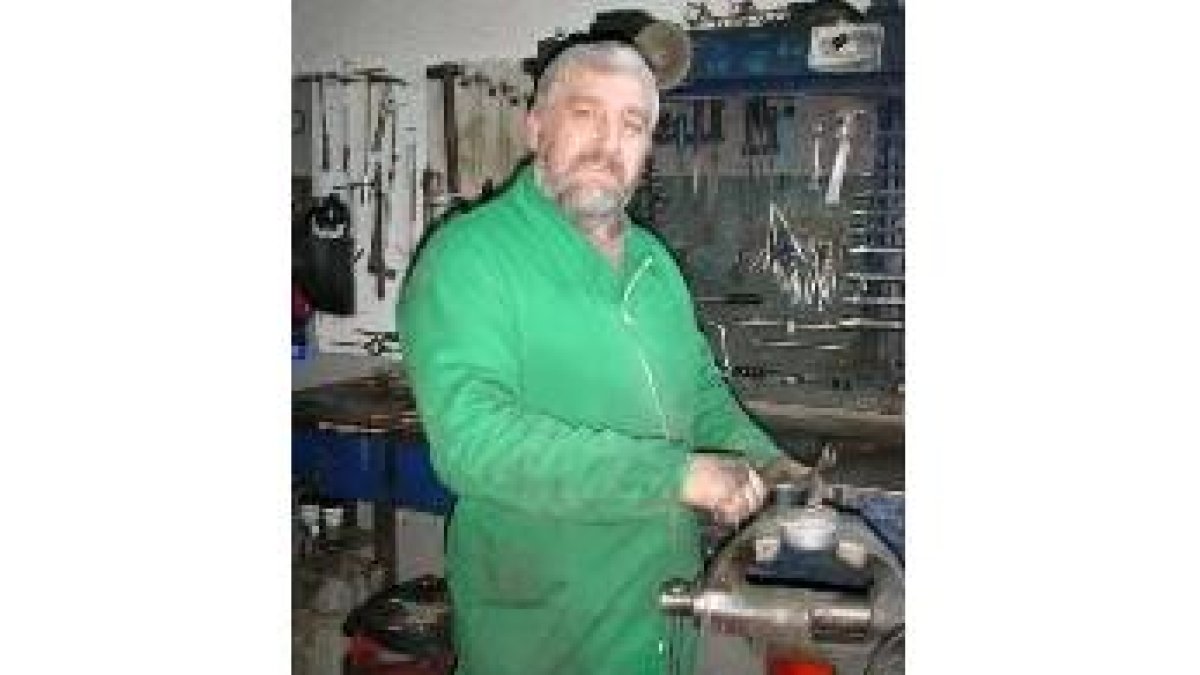 Agustín Pérez, en Talleres Sevilla, donde trabaja como mecánico