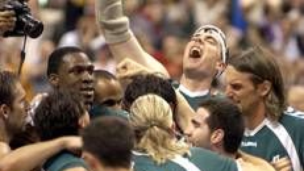 Los jugadores de Unicaja celebran su pase a la final de la ACB tras imponerse al DKV Joventut