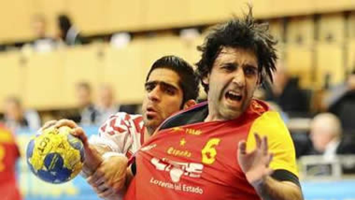 Garabaya, a la derecha, intenta avanzar durante el partido España-Bahrein.