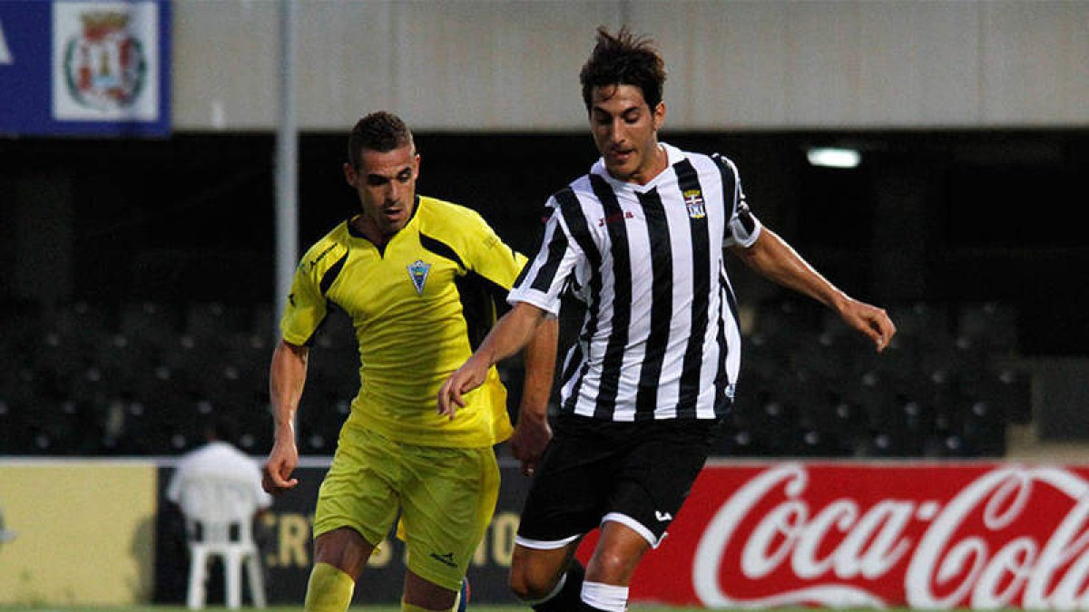 Pallarés, a la derecha, se lleva el balón frente a un contrario. JV SPORTS