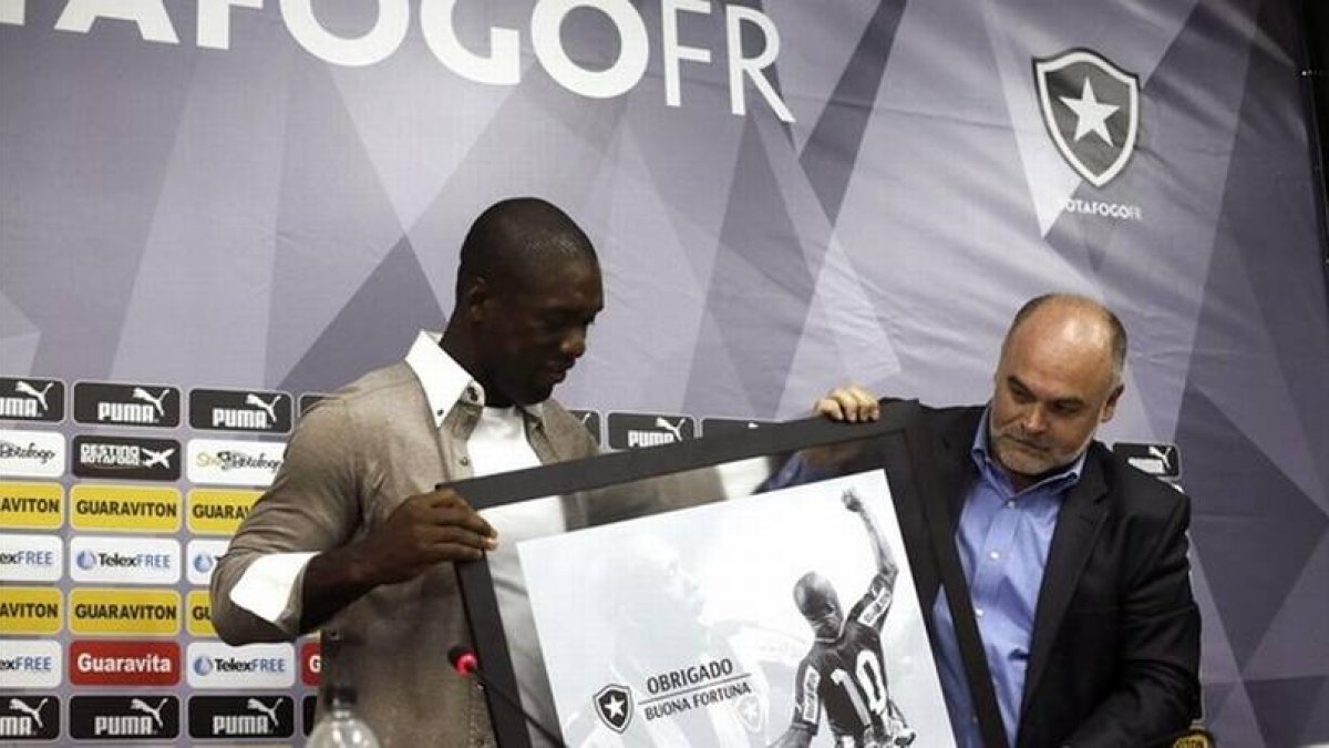Seedorf recibe un obsequio del presidente del Botafogo.