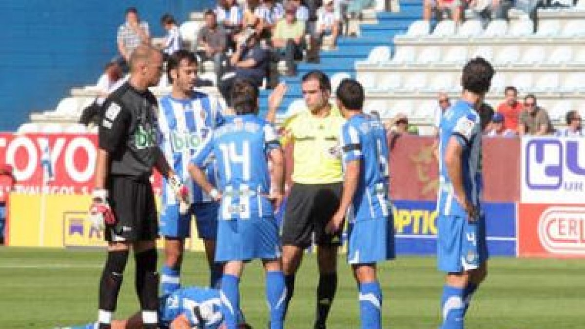 El arbitraje de Daniel Ocón Arraiz hizo que el público sacase los pañuelos blancos