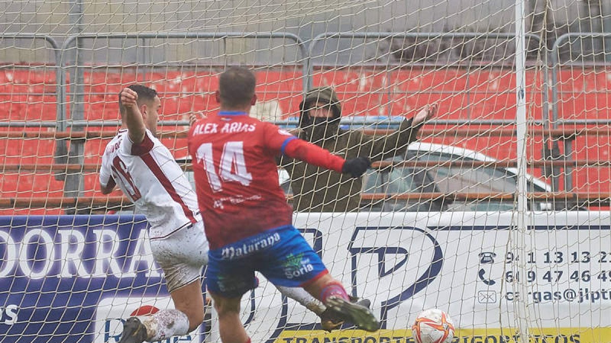La imagen recoge el segundo gol del Calahorra, obra de Álex Arias, que sentenció el partido en La Planilla en los minutos de añadido. FERNANDO RIOJA