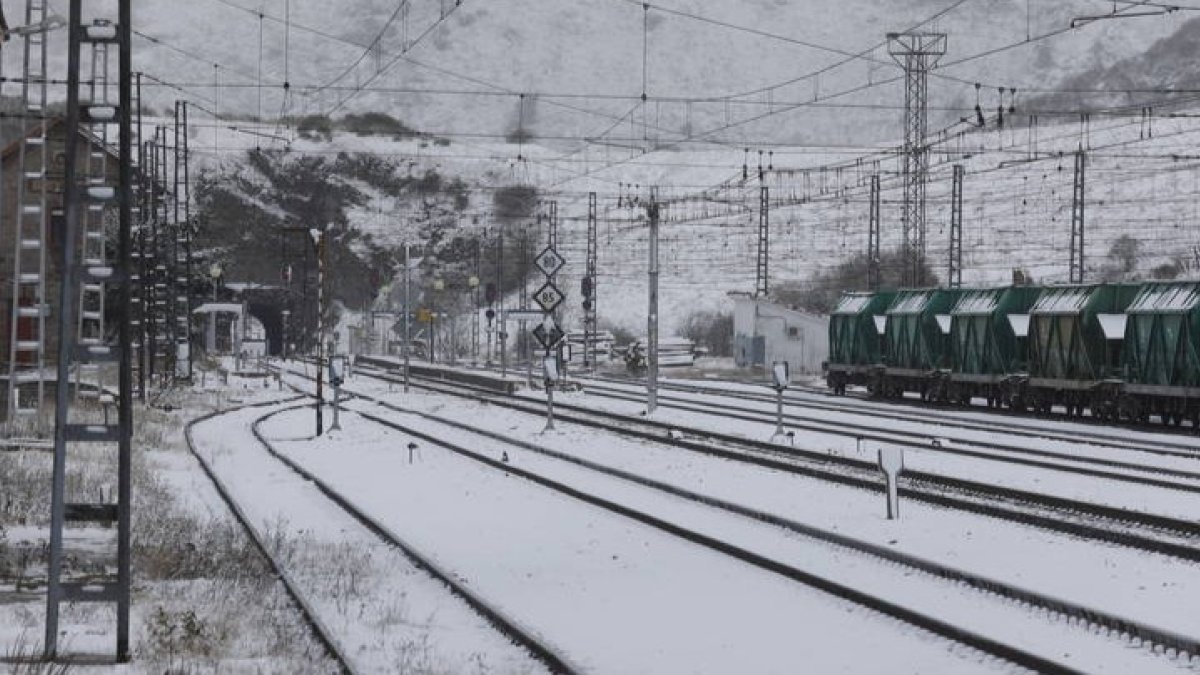 Vías de Pajares en pleno temporal de invierno. MARCIANO PÉREZ