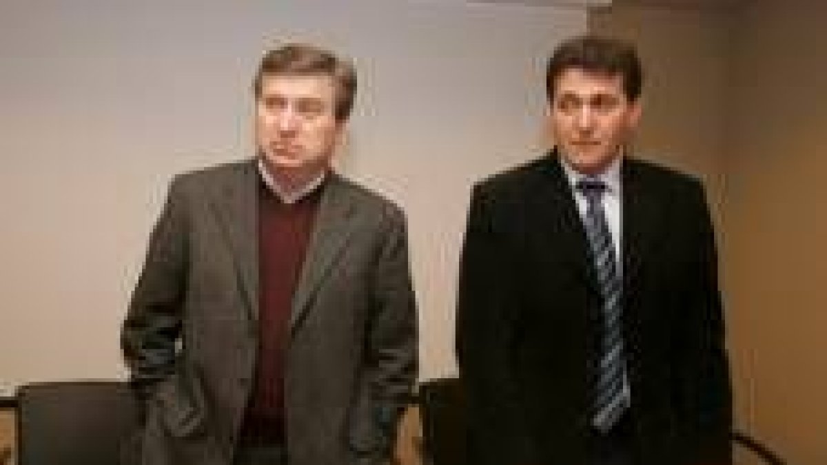 Raúl Valcarce (izquierda), ayer con Fidentino Reyero en Carracedelo
