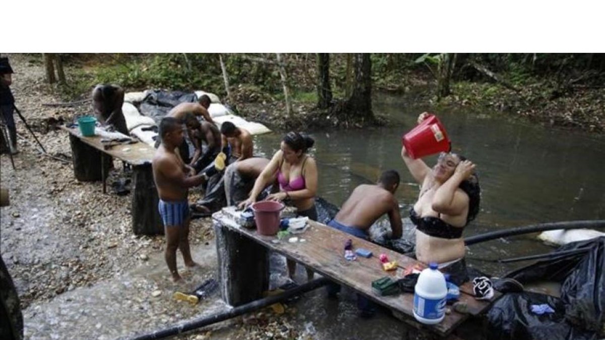 Guerrilleras de las FARC se asean en un campamento en la selva, el pasado 11 de agosto.