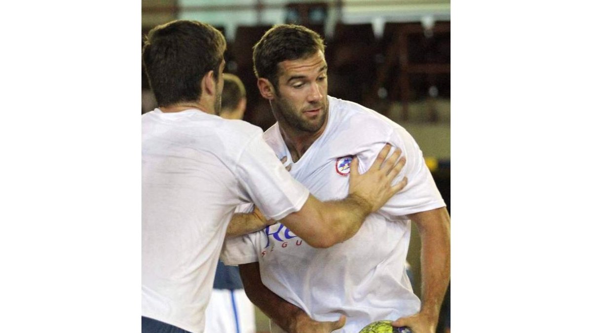Castro defiende a Lewis Howes, que podría debutar hoy.