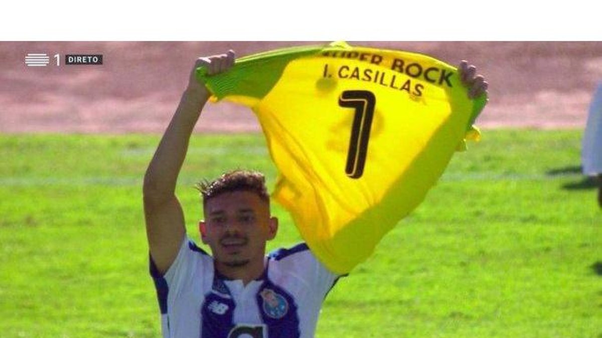 Tiquinho Soares muestra la camiseta con el nombre de Casillas tras marcar el primer gol del oporto en la Copa.