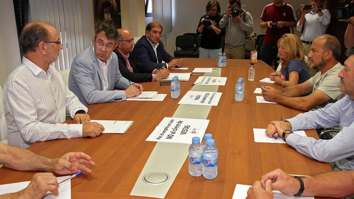 El presidente Juan Martínez Majo (2º-I), acompañado por Teodoro Martínez alcalde de Villadangos (I) y trabajadores de Vestas (D).