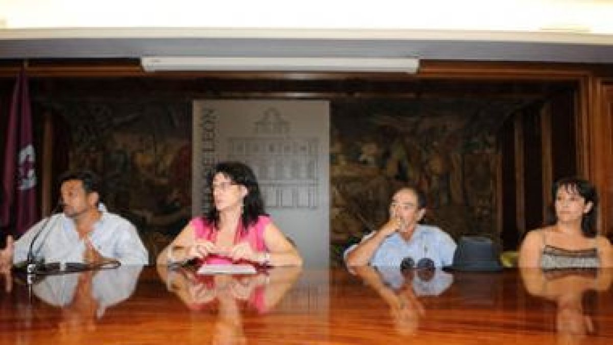 Gutiérrez presenta las Jornadas de Cultura Gitana junto al resto de organizadores.