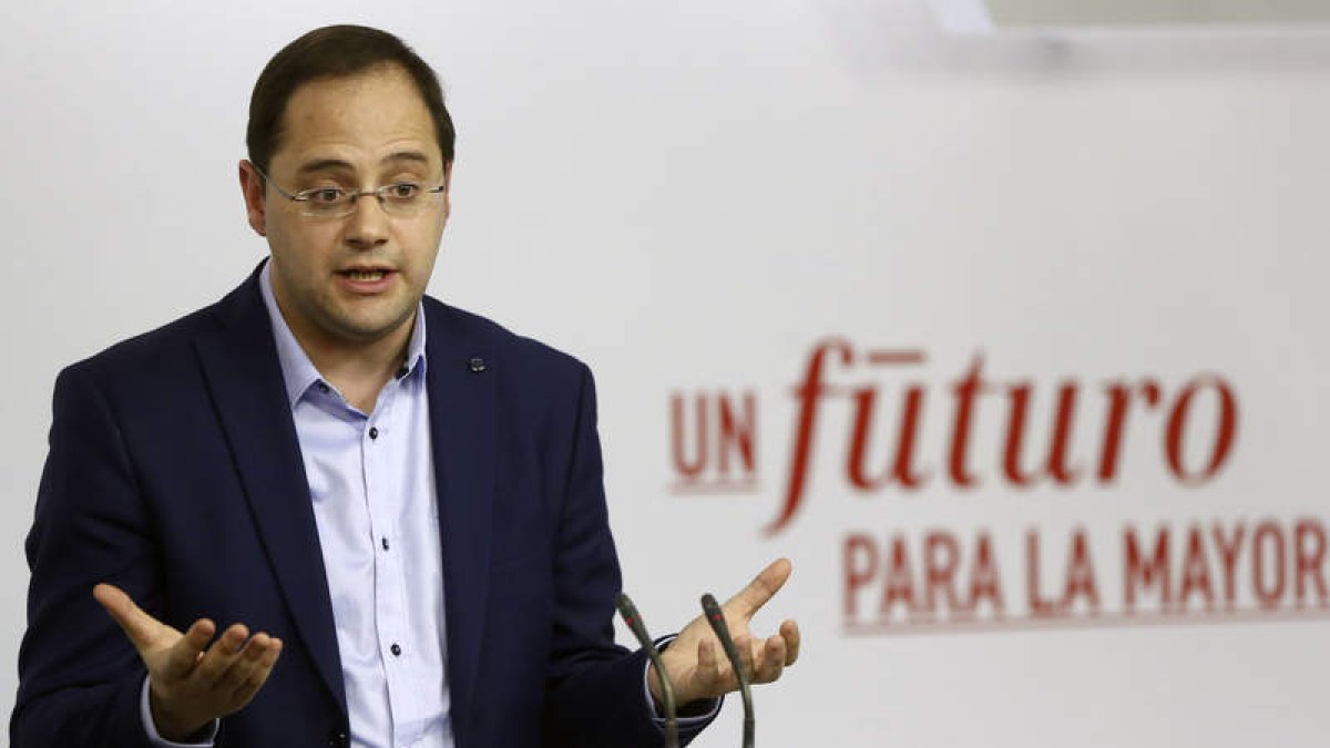 El secretario de Organización del PSOE, César Luena, ofreció ayer explicaciones.
