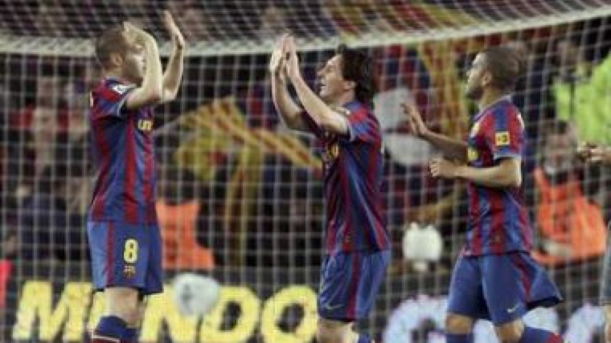 Iniesta y Alves acuden a felicitar a Messi por uno de los goles conseguidos por el argentino.