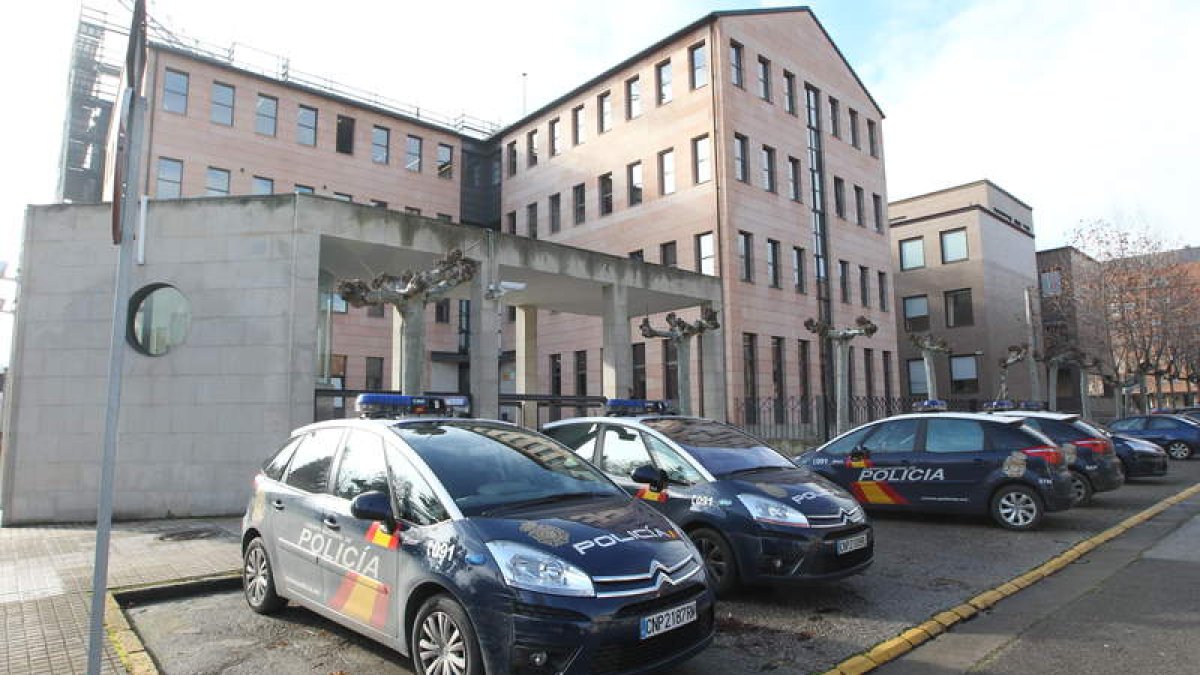 Comisaría de Ponferrada y joyas incautadas al detenido. LDM