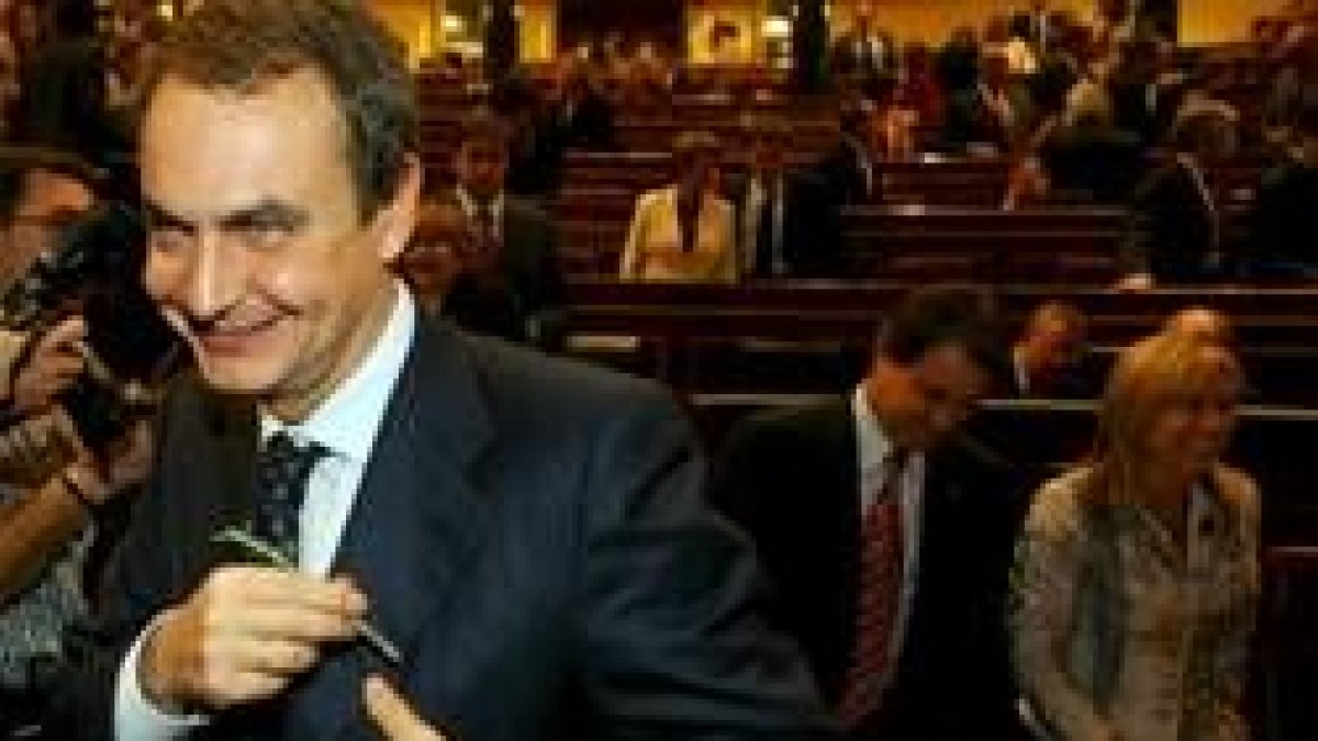 Zapatero se guarda en el bolsillo una rama de romero que le entregaron los «defensores» catalanes
