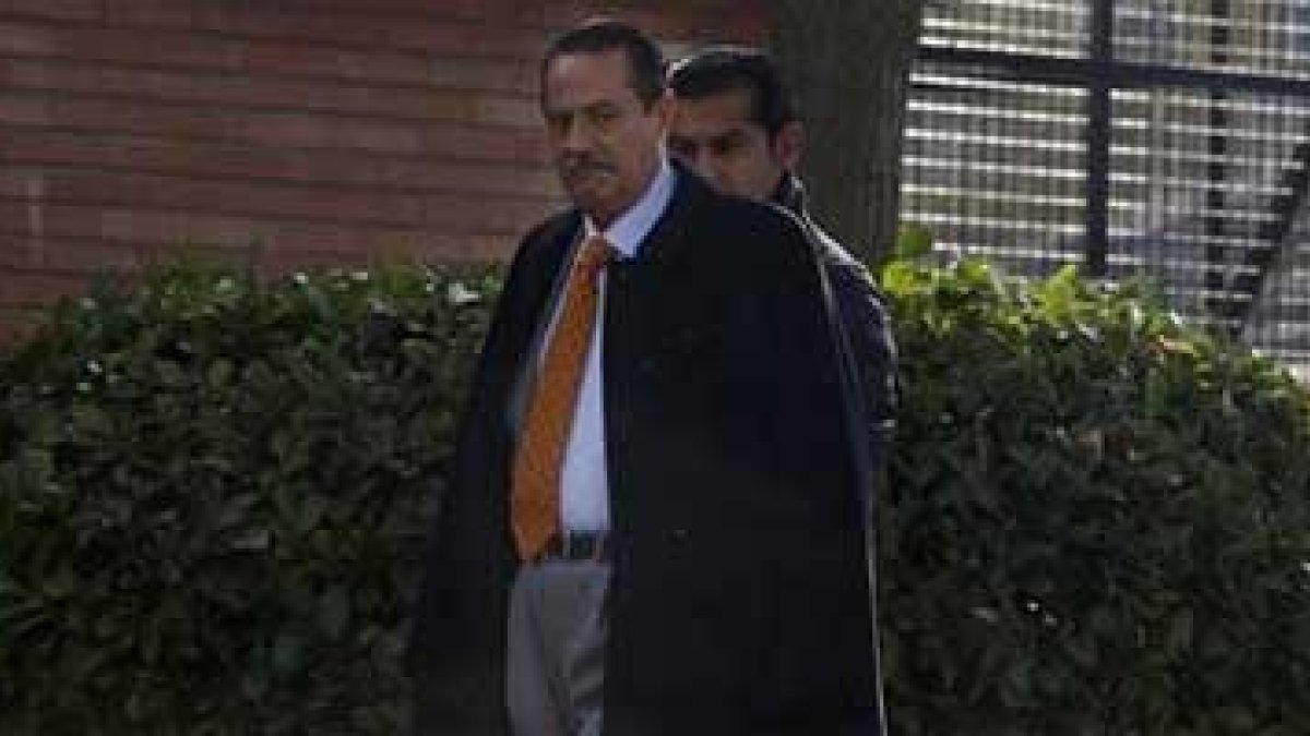 Julián Muñoz al acceso a unos juzgados de Marbella
