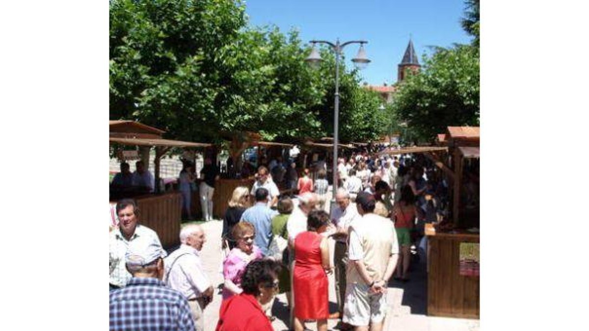 La imagen muestra la gran afluencia de público a la feria.