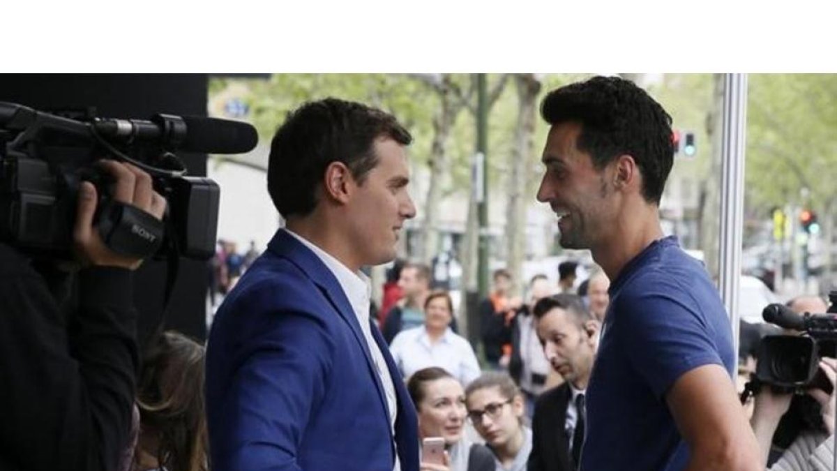 Arbeloa conversa con el lider de Ciudadanos, Albert Rivera, frente al Santiago Bernabéu.