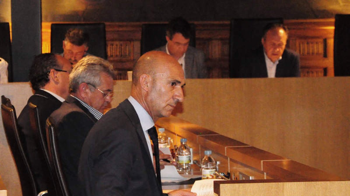 La corporación celebró sesión extraordinaria para agilizar los trámites de las obras. JAVIER SUÁREZ-QUIÑONES