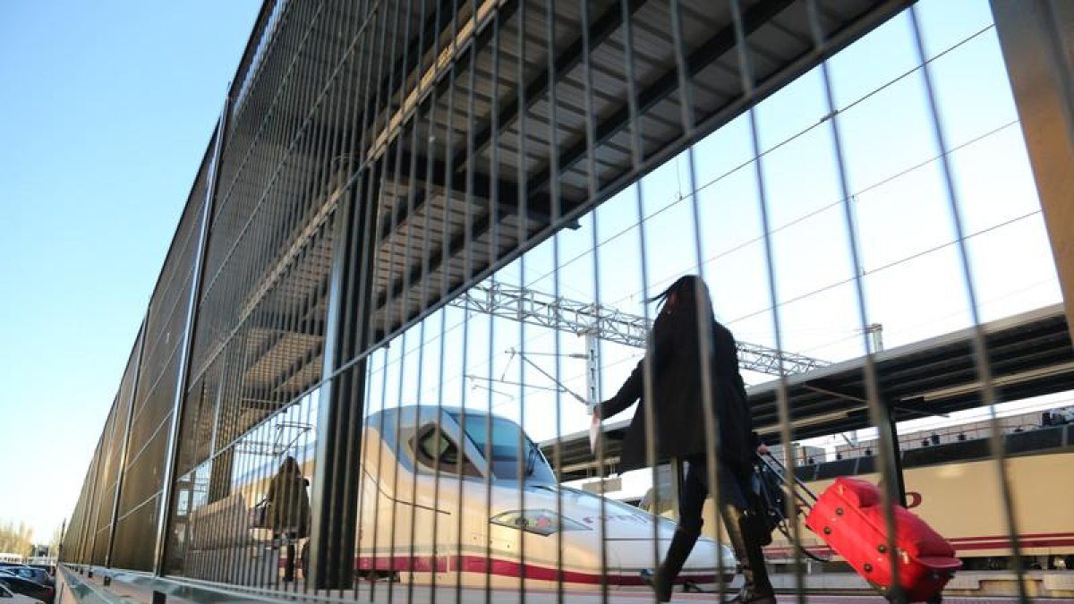 Una viajera se dispone a coger el AVE a Madrid en la estación de León.