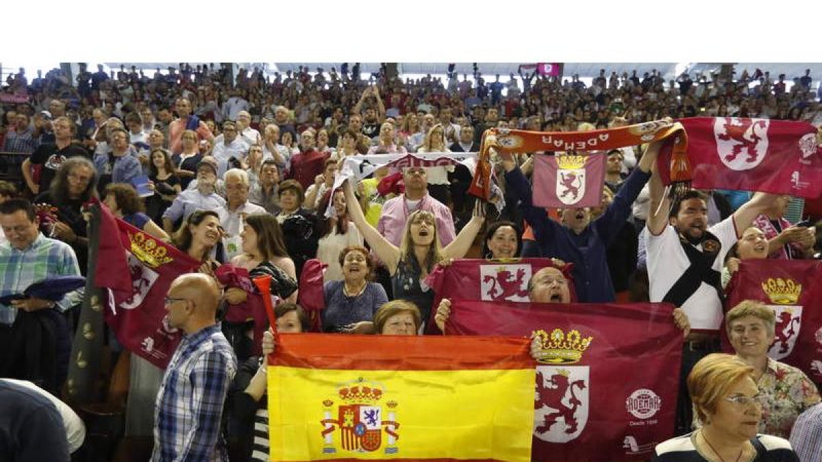 El Palacio vibró como hacía tiempo que no lo hacía con un partido de altura como es el que siempre protagonizan el Ademar y el Barcelona. JESÚS