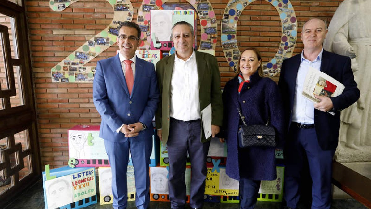 Adolfo Alonso Ares, con responsables del centro. MARCIANO PÉREZ