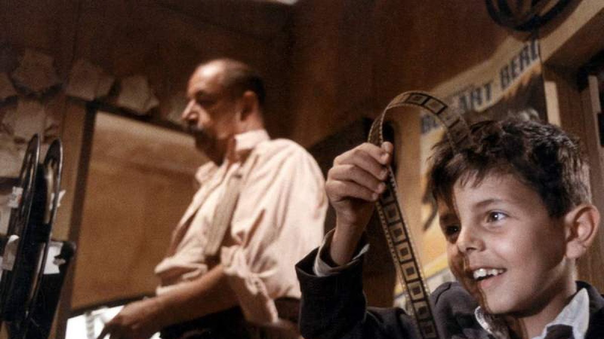 Philippe Noiret y Salvatore Cascio en una escena de ‘Cinema Paradiso’.