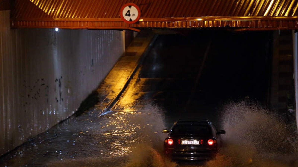 Como es habitual cuando se producen tormentas, la calle Príncipe se cortó una hora al tráfico.