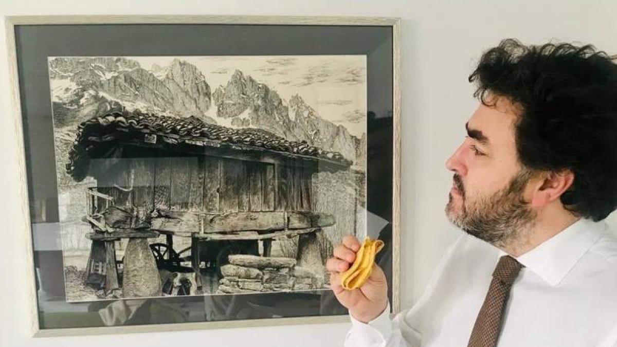 El eurodiputado Jonás Fernández, en la imagen que remitió para contestar a Casado. TWITTER