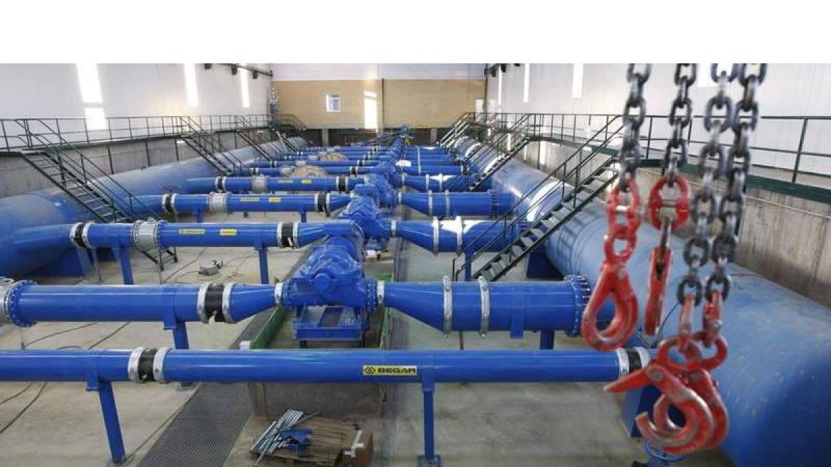 Interior de una estación de bombeo, una de las estructuras que más gravará la nueva norma energética del Gobierno.